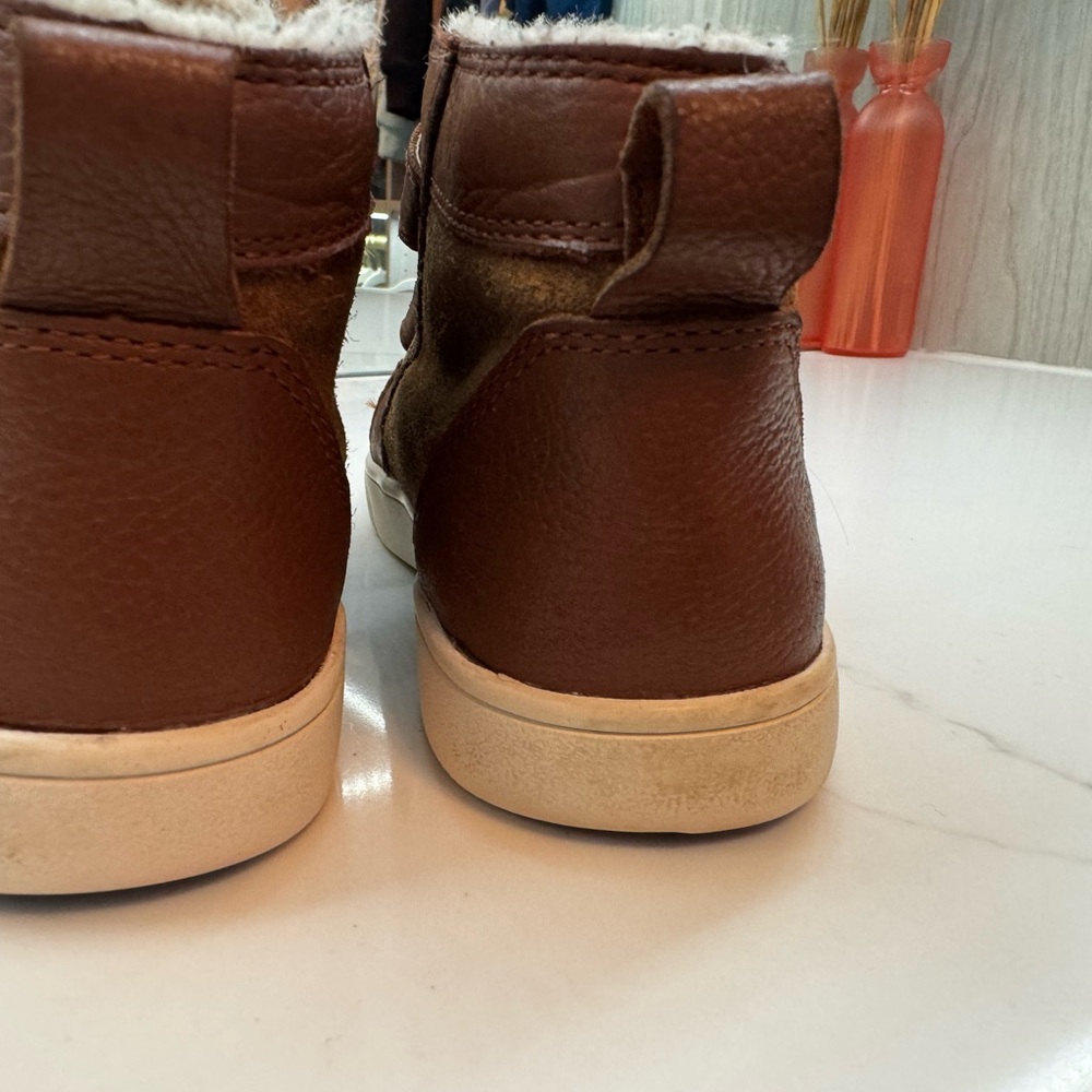 UGG boys or girls Brown High-Top Sneakers / boots size 13 - Picture 3 of 8